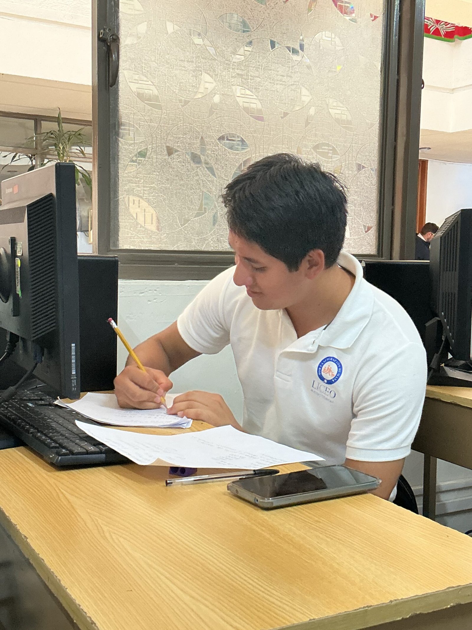 Estudiantes realizan prácticas de diagnóstico en un equipo de cómputo