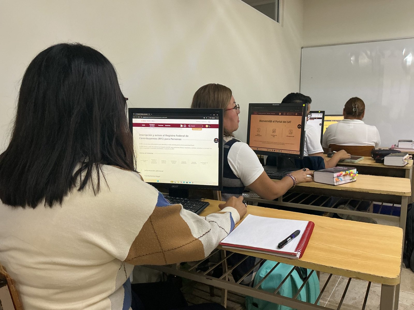 Estudiantes trabajan con componentes internos de una computadora