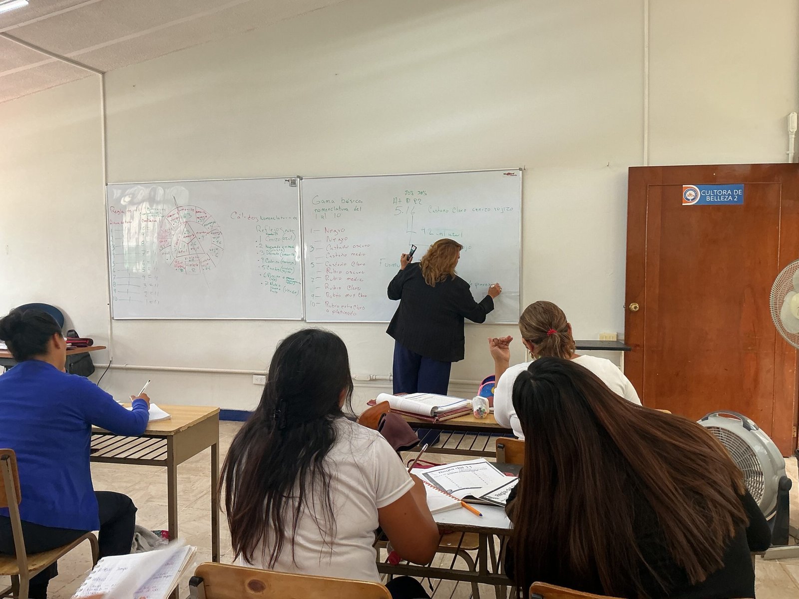 Estudiantes trabajan con componentes internos de una computadora