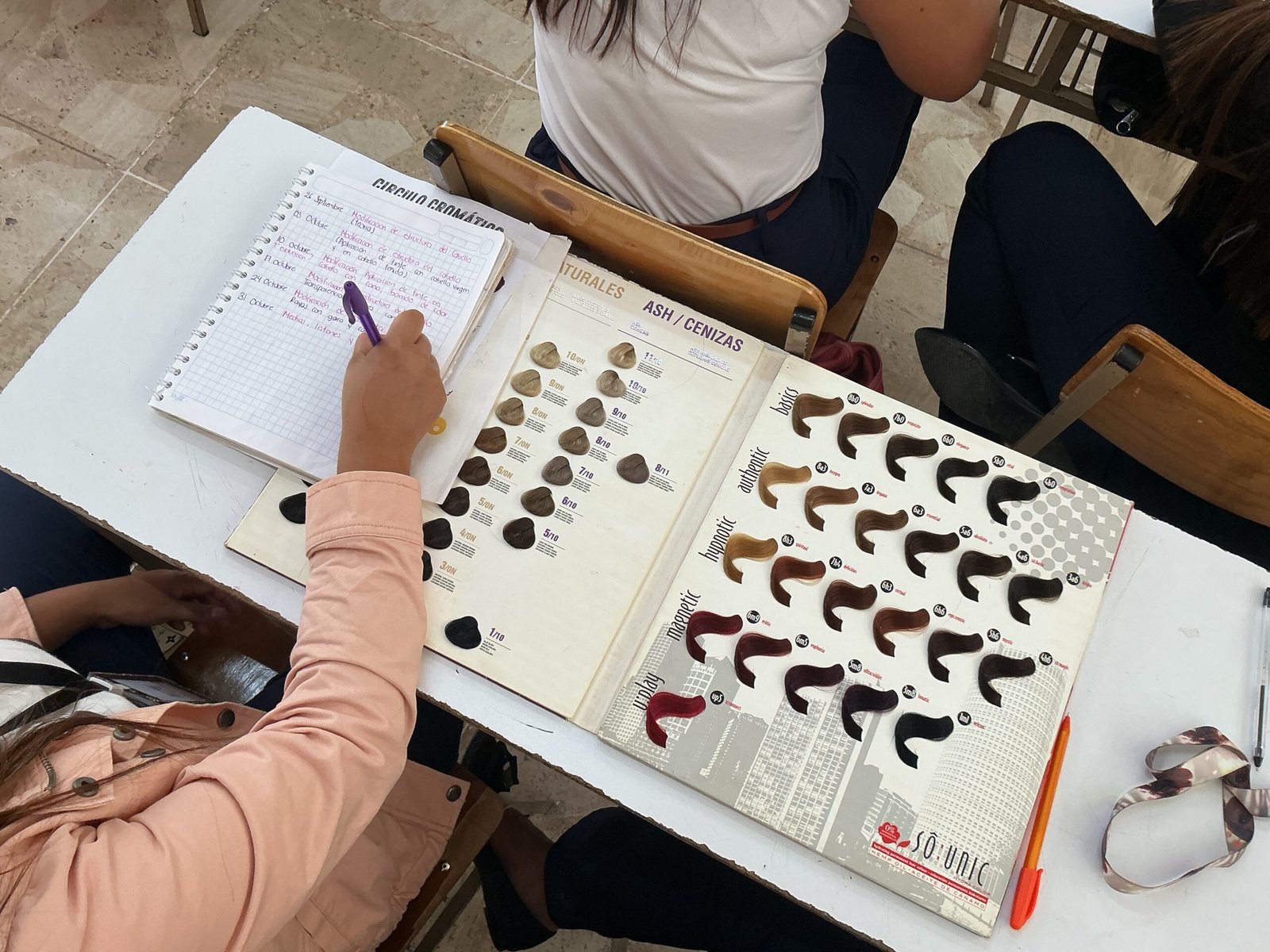 Estudiantes realizan prácticas de diagnóstico en un equipo de cómputo