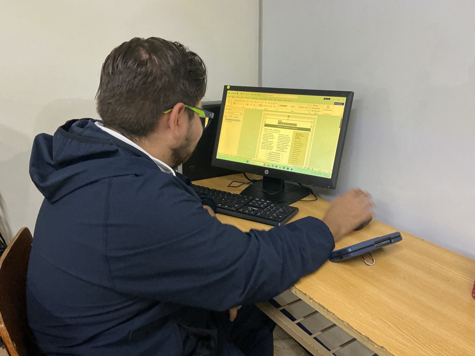 Estudiantes trabajando en proyectos tecnológicos