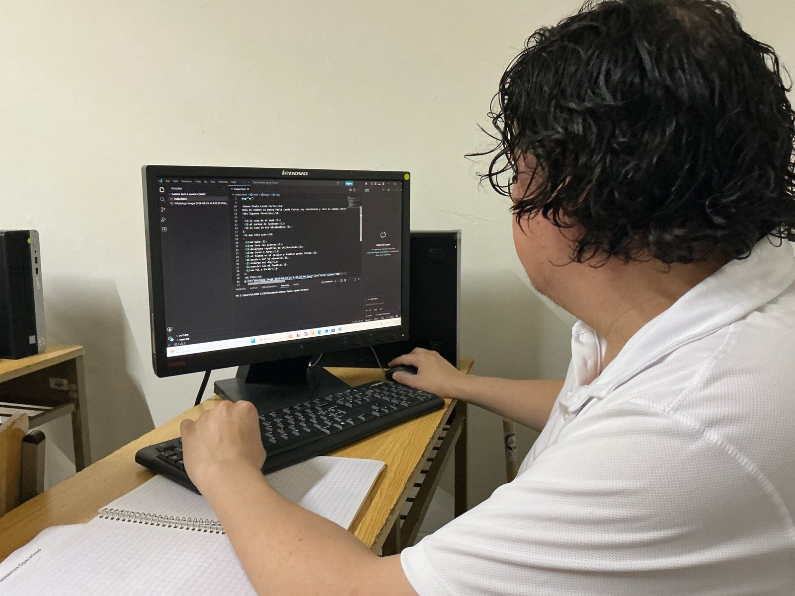 Estudiantes desarrollando proyectos de programación