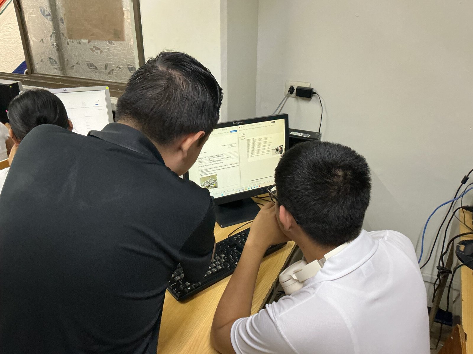 Laboratorio de informática con estudiantes realizando prácticas