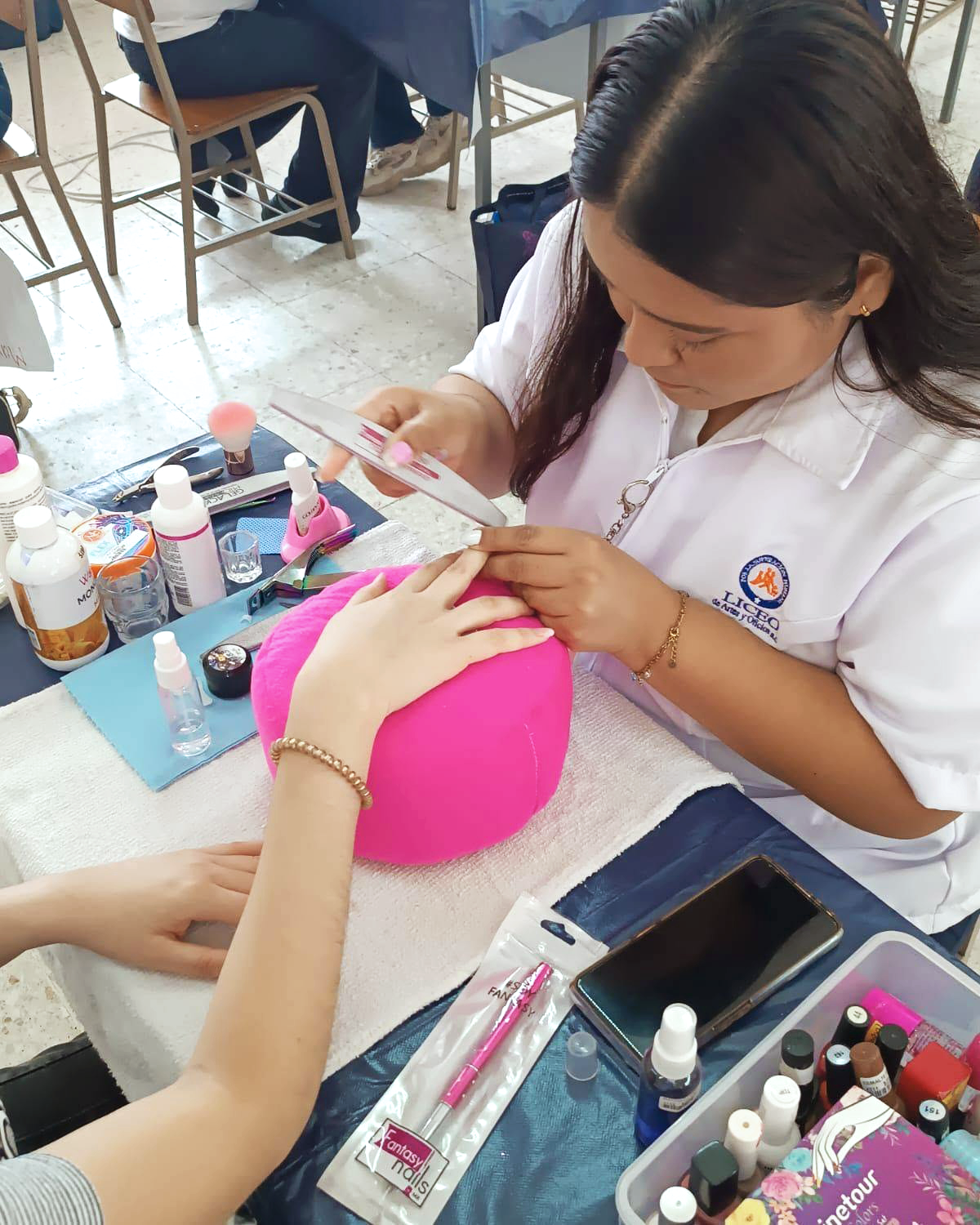 Estudiantes trabajan con componentes internos de una computadora