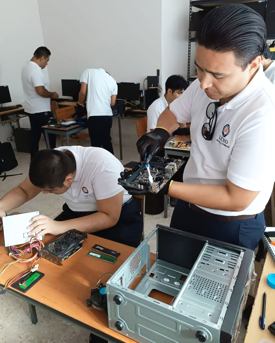 Estudiantes realizan prácticas de diagnóstico en un equipo de cómputo