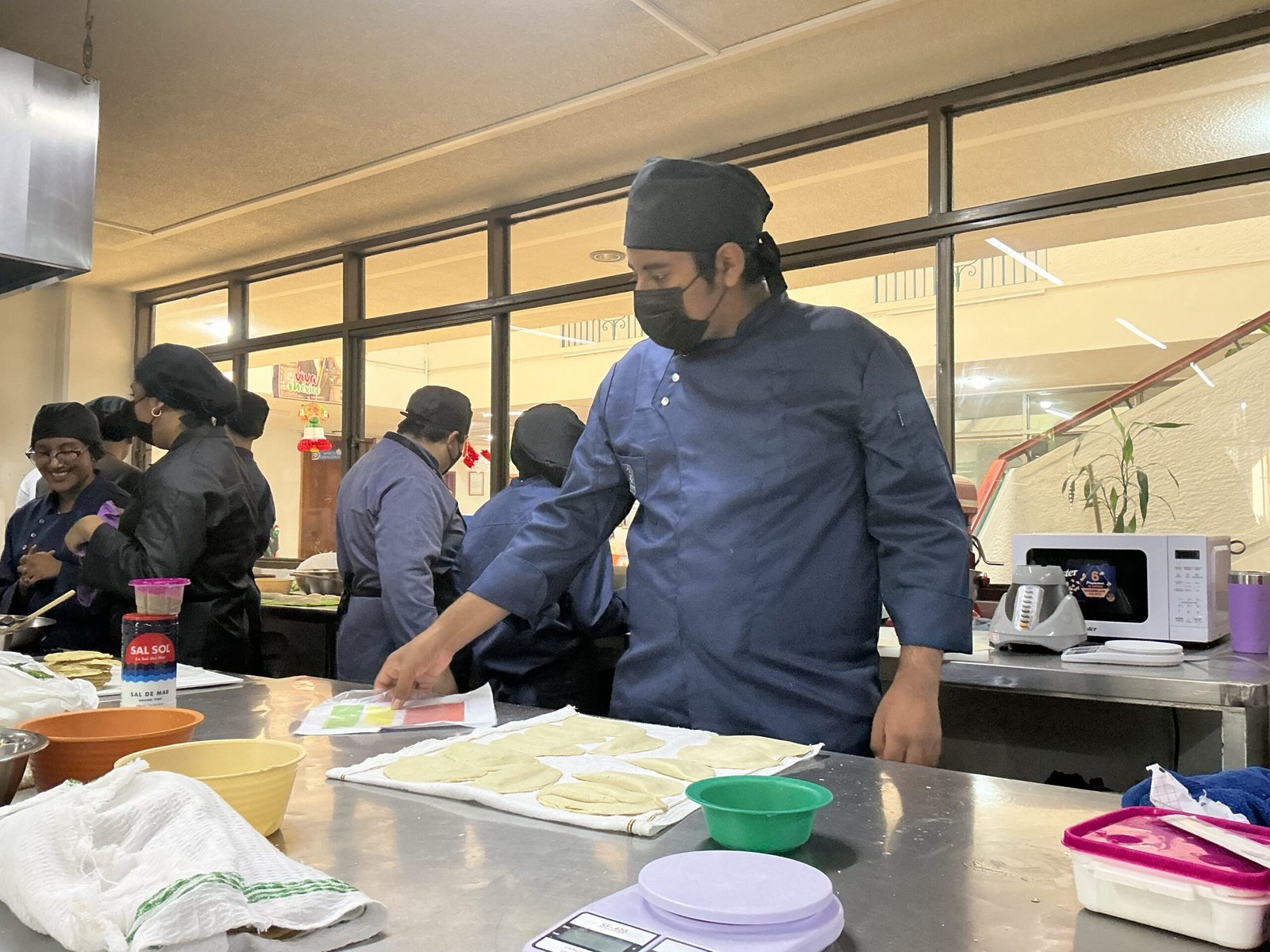 Estudiantes tranajando con emplatado