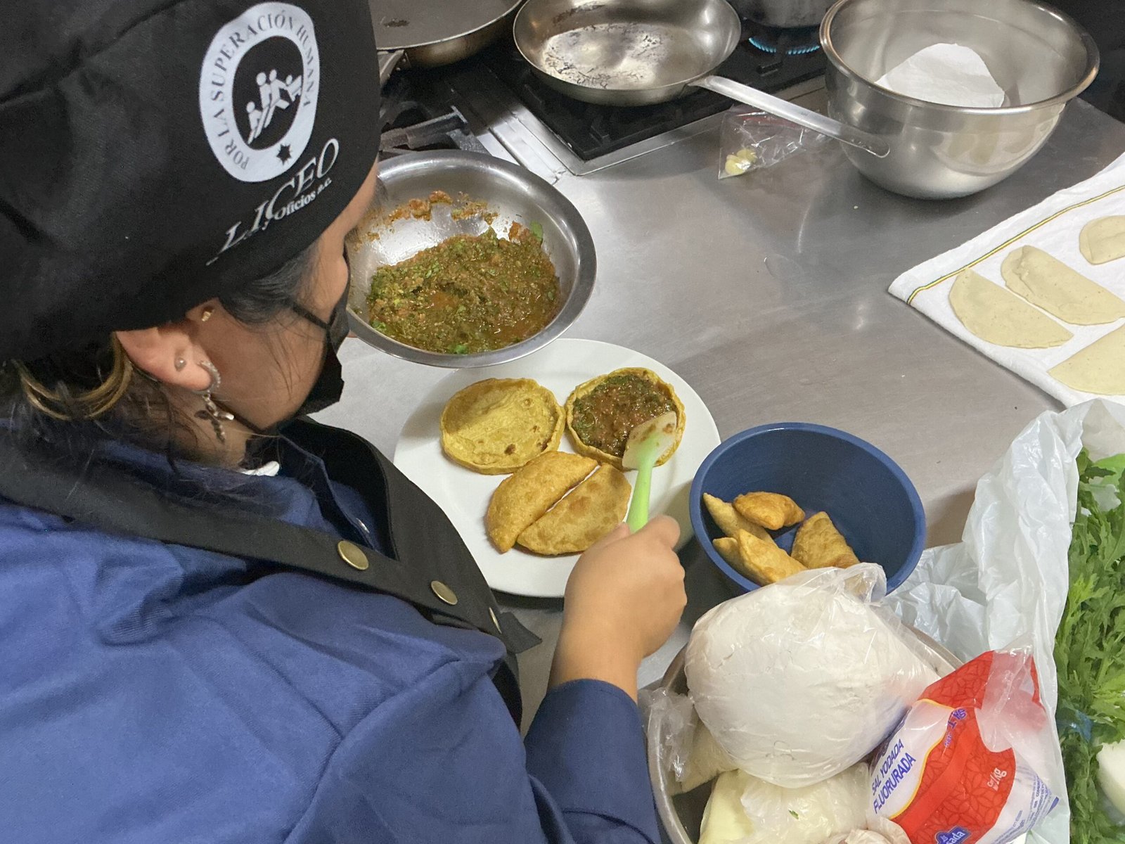 Estudiantes realizando prácticas culinarias en cocina profesional