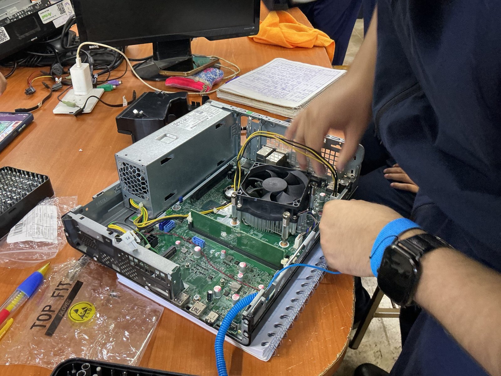 Estudiantes realizan prácticas de diagnóstico en un equipo de cómputo