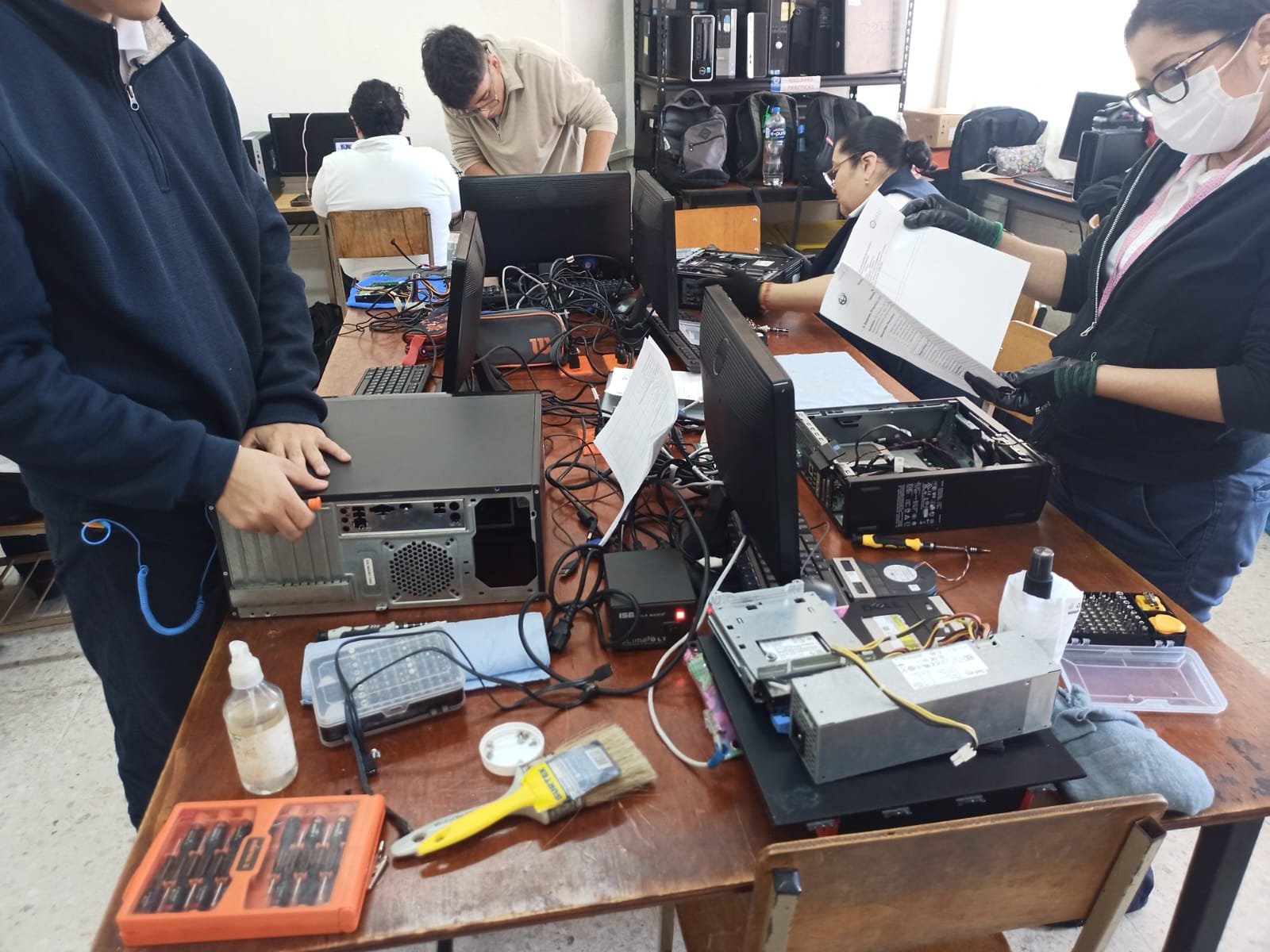 Práctica guiada con equipos de cómputo